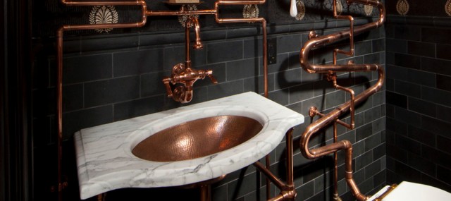 Как скрыть трубы в ванной?